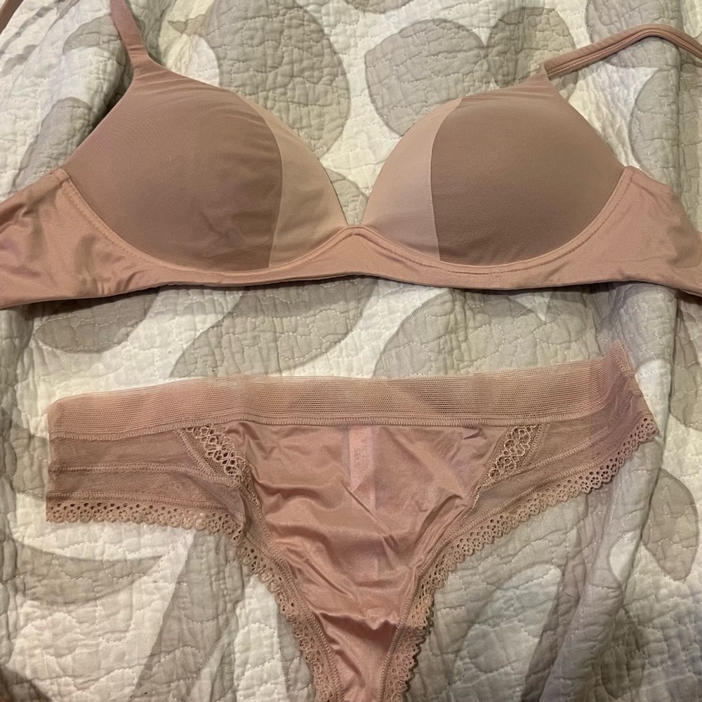 Victorias Secret plunge padded wireless bra (with matching panties -NWOT
